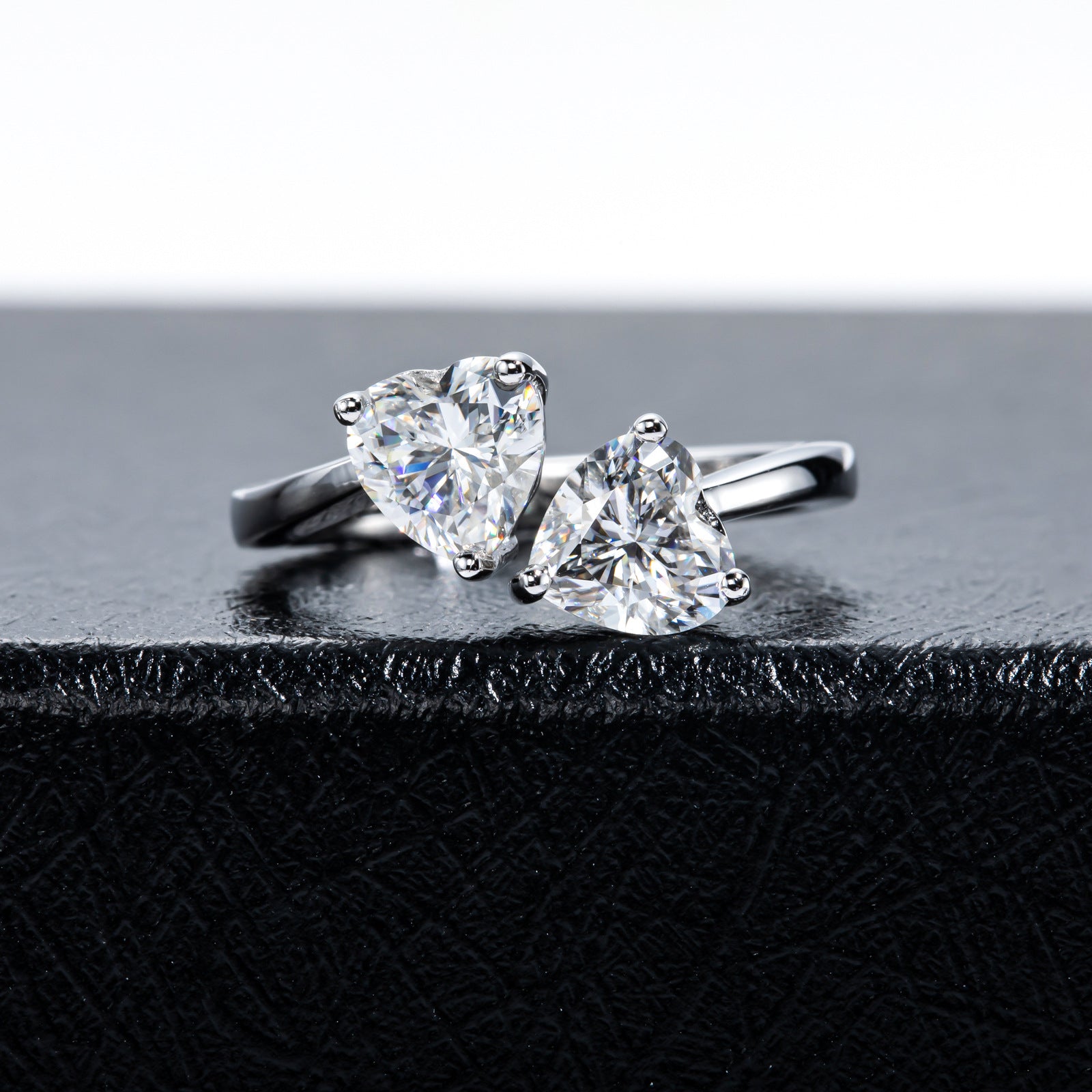 NHẪN HEART DUO MOISSANITE – ĐƯỢC CHẾ TẠO BẠC STERLING VỚI ETERNAGOLD™