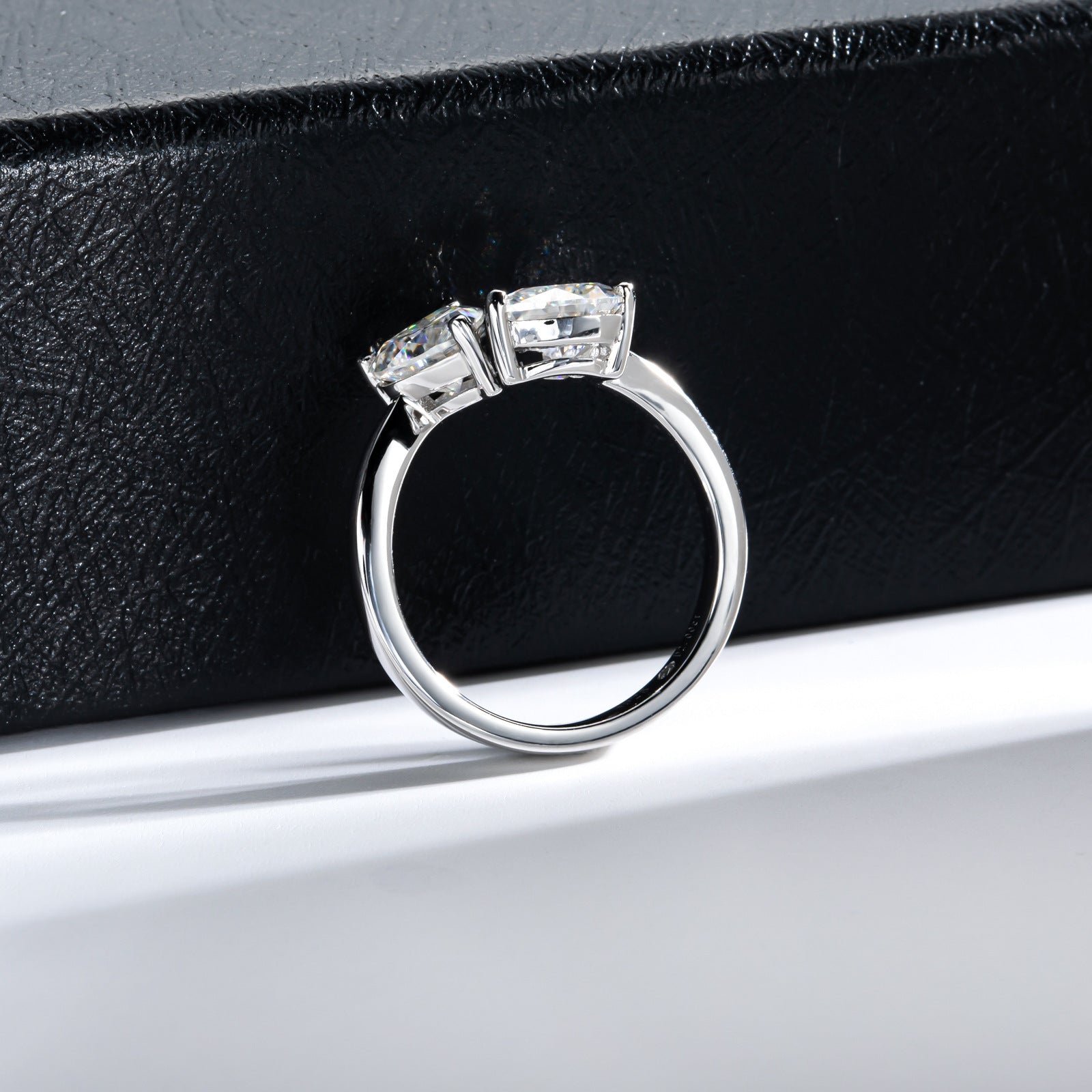 NHẪN HEART DUO MOISSANITE – ĐƯỢC CHẾ TẠO BẠC STERLING VỚI ETERNAGOLD™