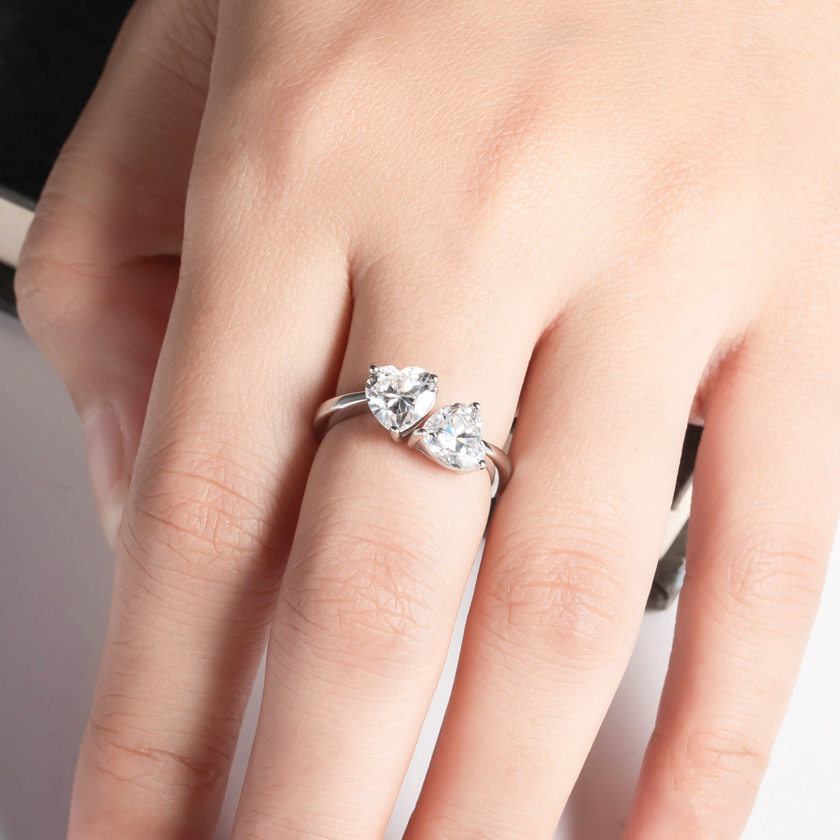 NHẪN HEART DUO MOISSANITE – ĐƯỢC CHẾ TẠO BẠC STERLING VỚI ETERNAGOLD™