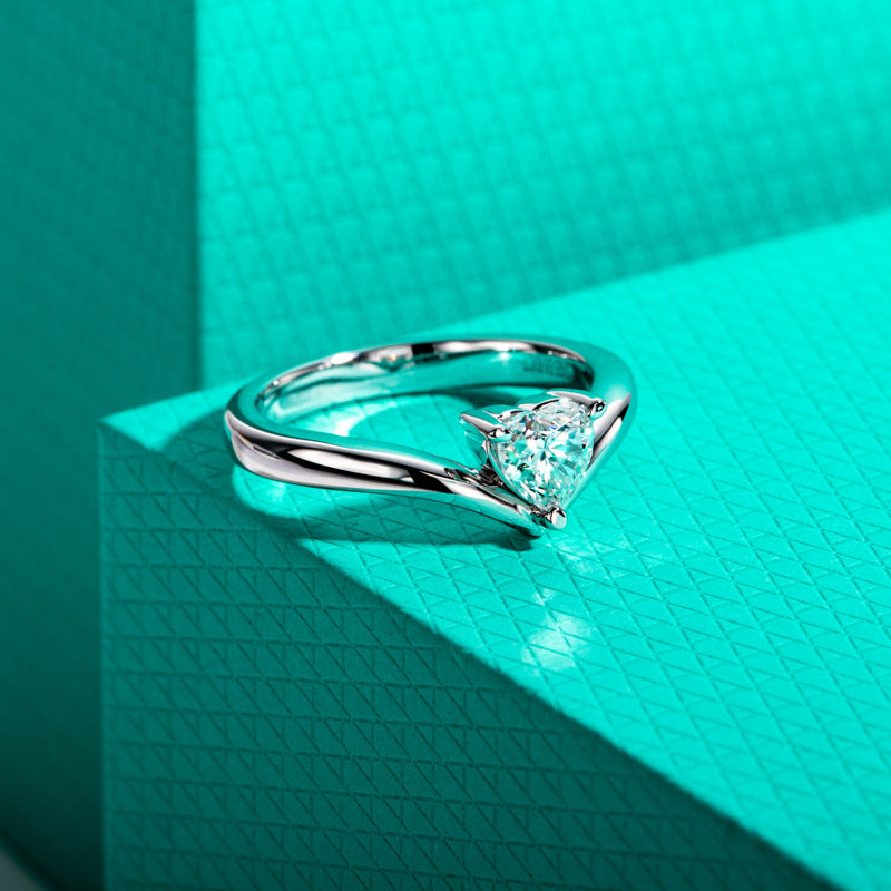 NHẪN MOISSANITE HÌNH TRÁI TIM – ĐƯỢC CHẾ TẠO BẠC STERLING VỚI ETERNAGOLD™