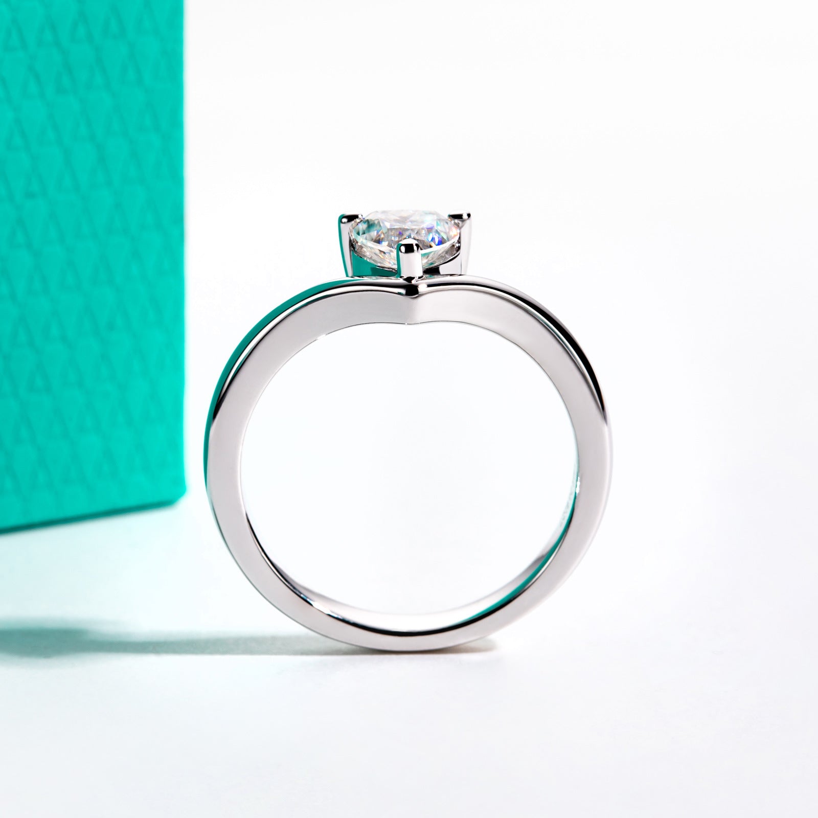 NHẪN MOISSANITE HÌNH TRÁI TIM – ĐƯỢC CHẾ TẠO BẠC STERLING VỚI ETERNAGOLD™