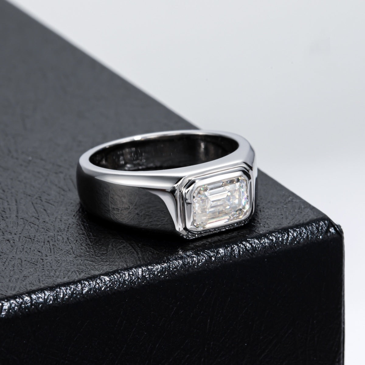 NHẪN MOISSANITE CẮT NGỌC LỤC BẢO CAO CẤP – CHẾ TẠO BẠC STERLING VỚI ETERNAGOLD™