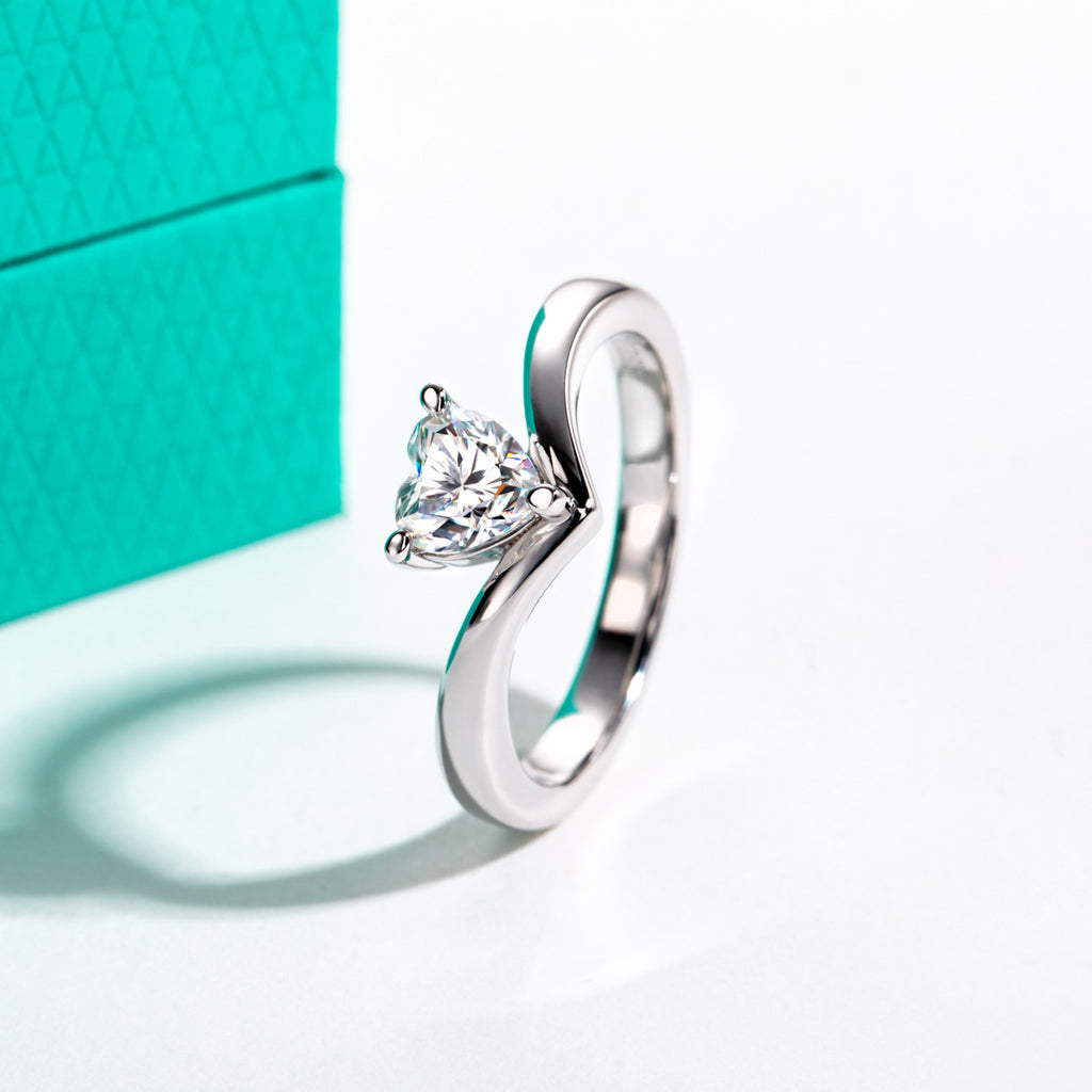 NHẪN MOISSANITE HÌNH TRÁI TIM – ĐƯỢC CHẾ TẠO BẠC STERLING VỚI ETERNAGOLD™