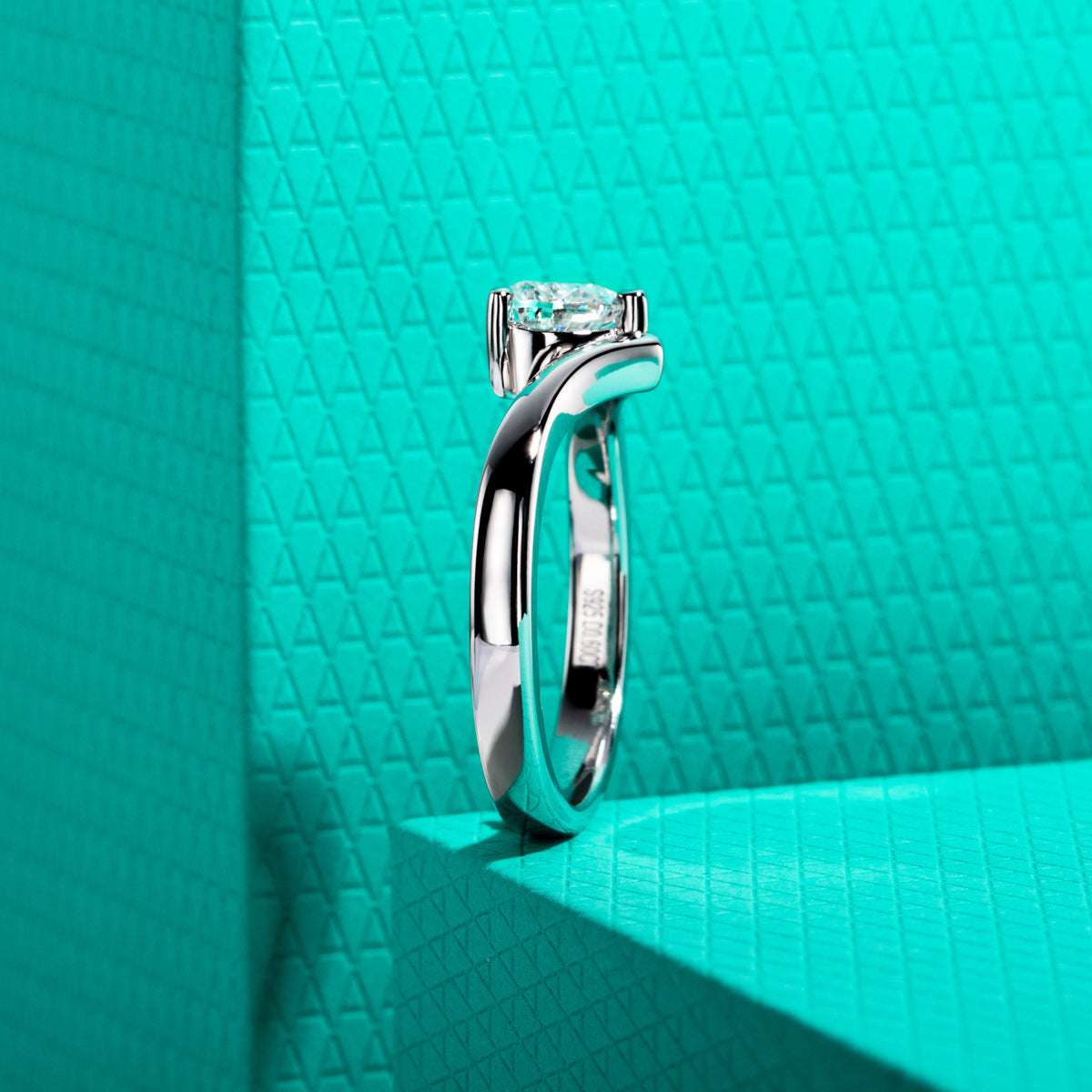 NHẪN MOISSANITE HÌNH TRÁI TIM – ĐƯỢC CHẾ TẠO BẠC STERLING VỚI ETERNAGOLD™