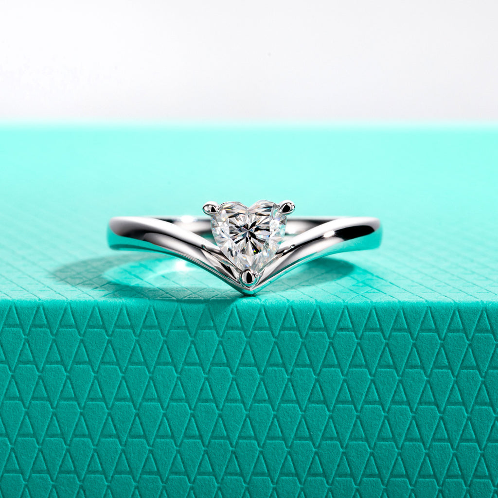 NHẪN MOISSANITE HÌNH TRÁI TIM – ĐƯỢC CHẾ TẠO BẠC STERLING VỚI ETERNAGOLD™