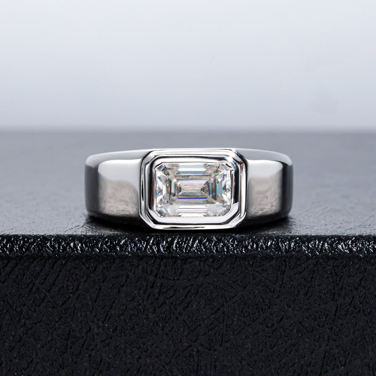 NHẪN MOISSANITE CẮT NGỌC LỤC BẢO CAO CẤP – CHẾ TẠO BẠC STERLING VỚI ETERNAGOLD™