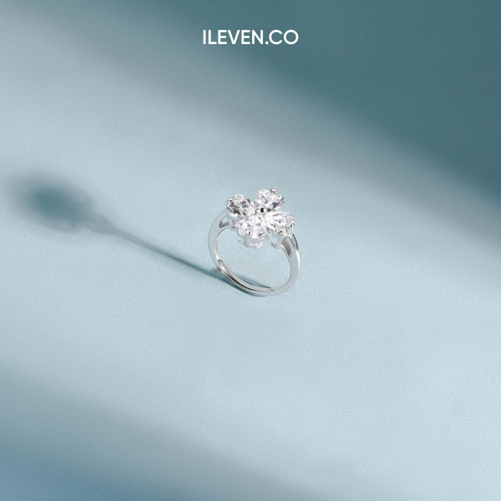 NHẪN CỎ BA LÁCH MAY MẮN TRẮNG – ĐƯỢC CHẾ TẠO BẠC STERLING VỚI TRIPLESHIELD™